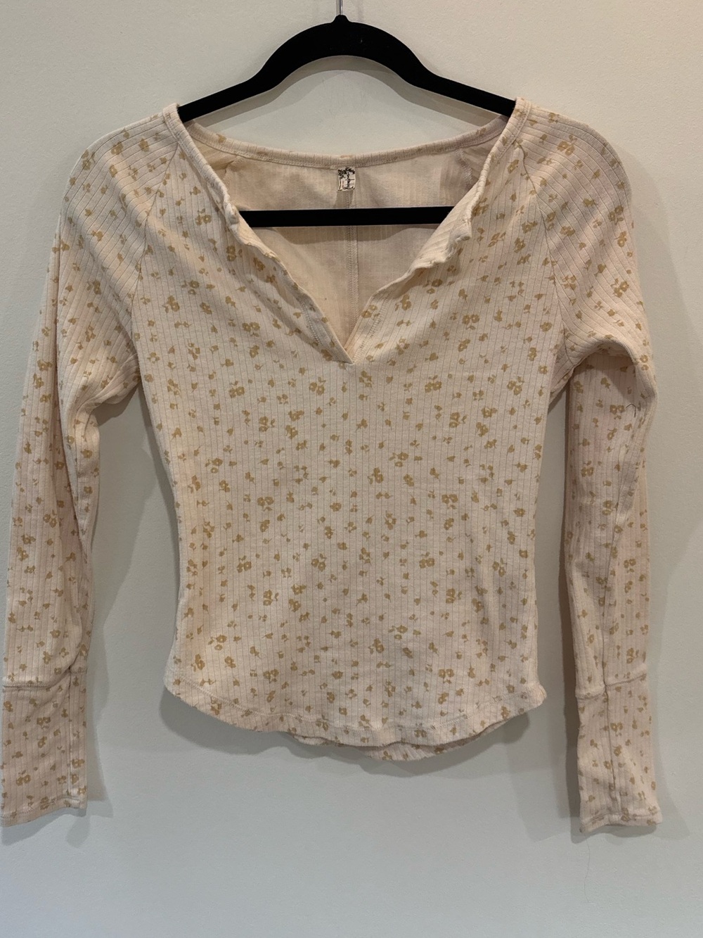 FREE PEOPLE BILLIE SPLIT V NECK LONG SLEEVE TEE FLORAL CREAM WHITE GOLDEN